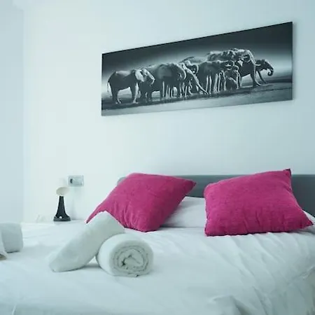 Apartment Stunning Penthouse Terrace & Pool * Free Parking *